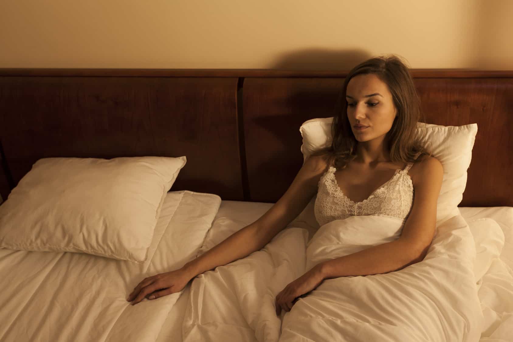 Мексиканская голая деваха ожидает в постели 