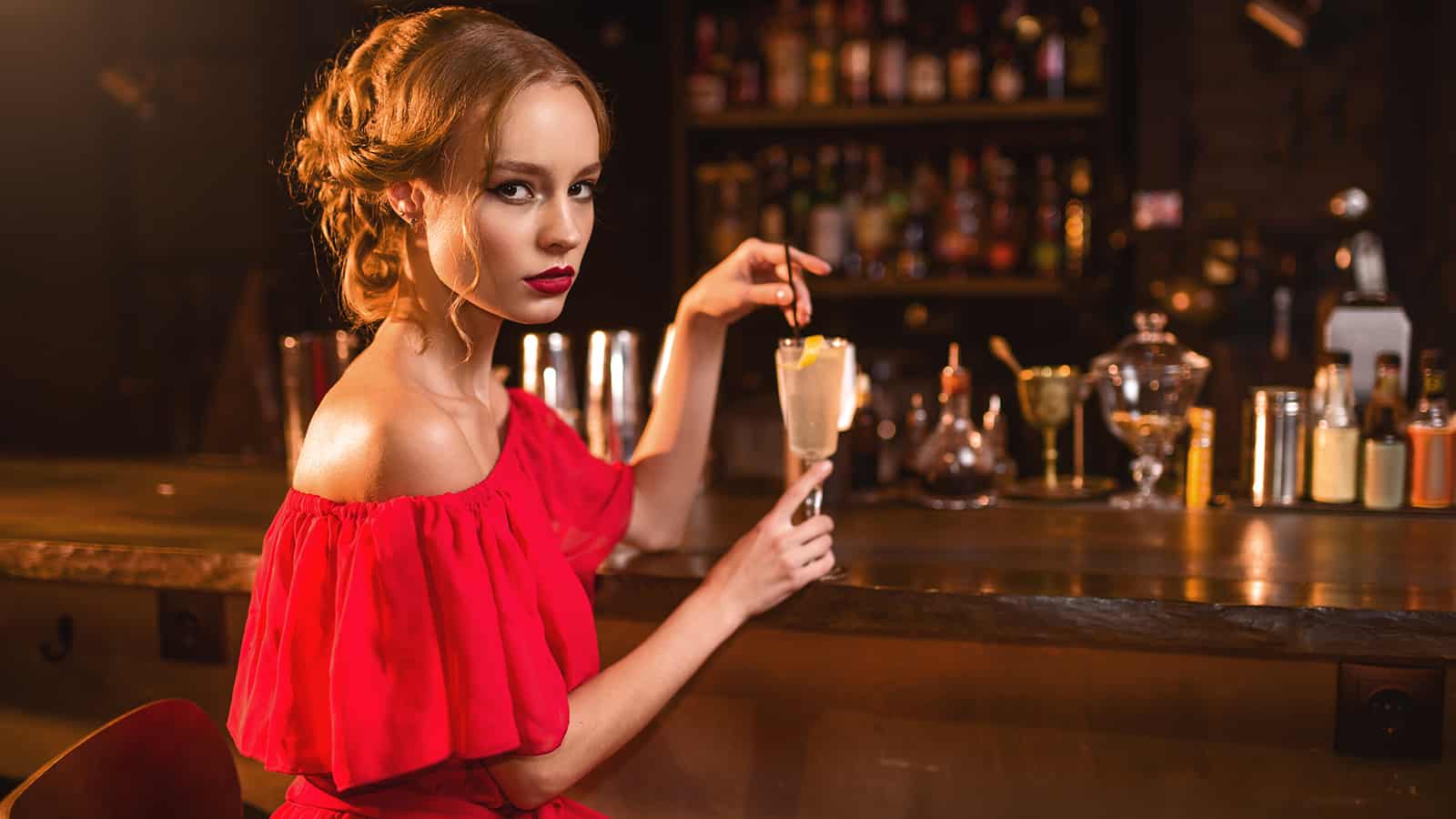Голый бар с рыжей девушкой на стойке