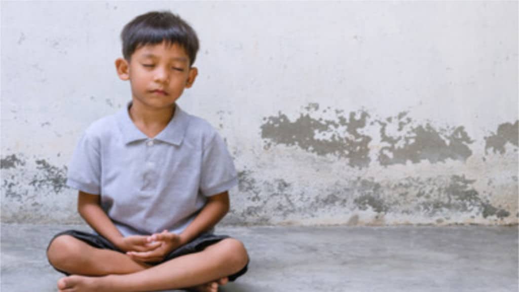 thai children meditate